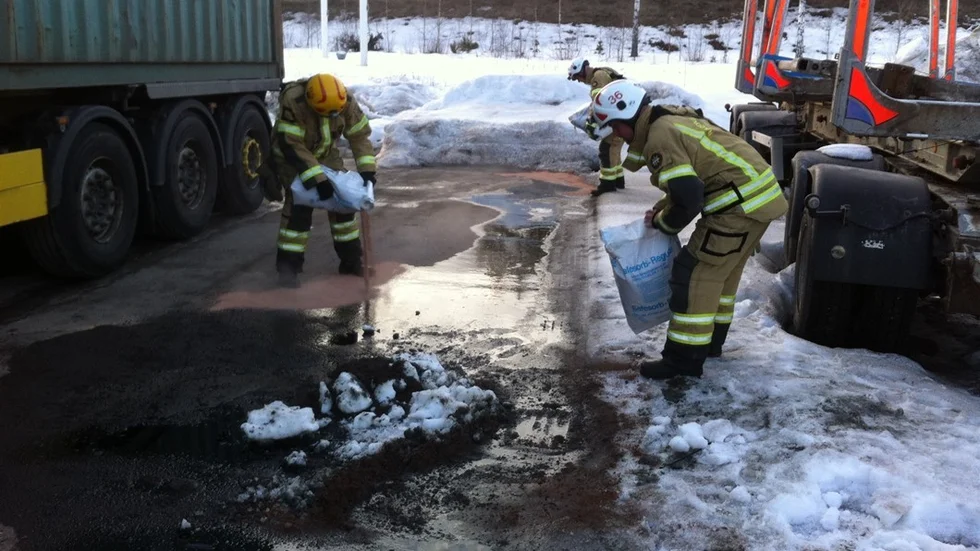 Räddningstjänsten kunde ta upp oljan genom att hälla på generöst med absorberingsmedel.