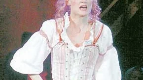 Nancy, spelat av Johanna Tibblin, beskyddar Oliver Twist i musikalen. Foto; Jenn Hultberg