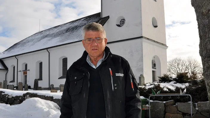 Så här såg det ut när gravkammaren hittades. Sedan dess har personer både från kyrkan och muséet varit nere och inspekterat kistorna. Kistan närmast är den mindre av trä och väl bevarad, stående på Lejonburgs av koppar med förgyllda beslag. Foto: Alf Wesik
