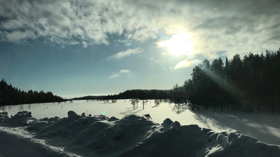 Solen tittar fram bakom molnen i Markbygden.