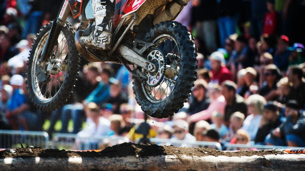 Vimmerbyföraren Filip Bengtsson imponerade när han vann premiären i tyska mästerskapet i enduro. 