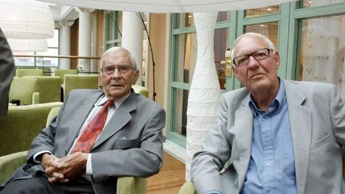 Nisse Mårtensson och Lennart "Kisa" Carlsson som arbetat sedan tonåren inom järnvägen delade med sig av gamla minnen från järnvägens glansperiod i Sverige. Foto: Henrik Simonsen