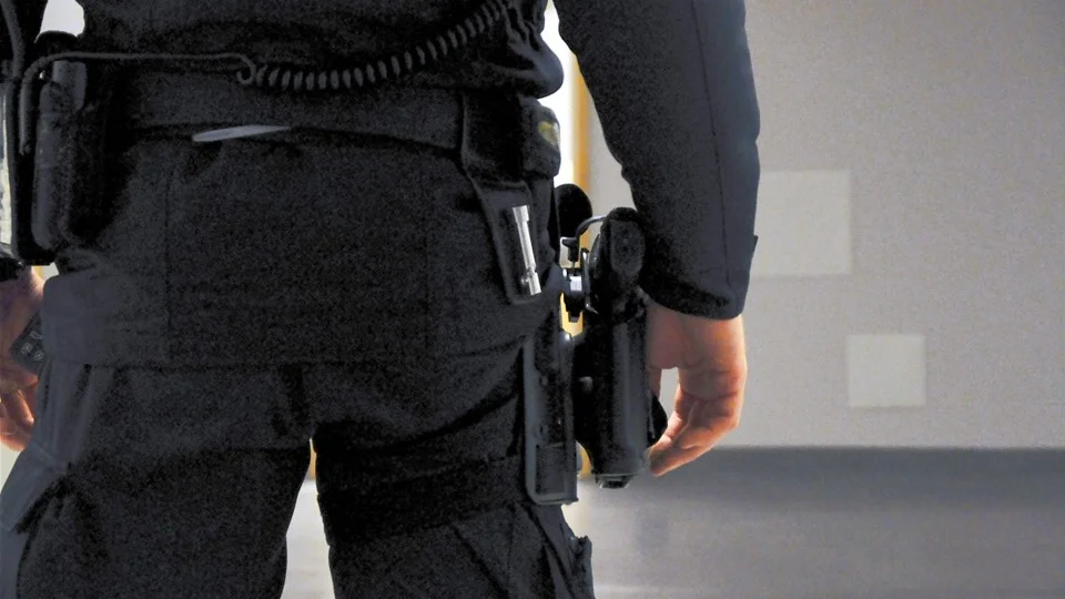 En 28-årig man röjde under natten mot torsdag runt västra delen av länet. Bland annat bet han flera personer i örat. Foto: patrik Ekström