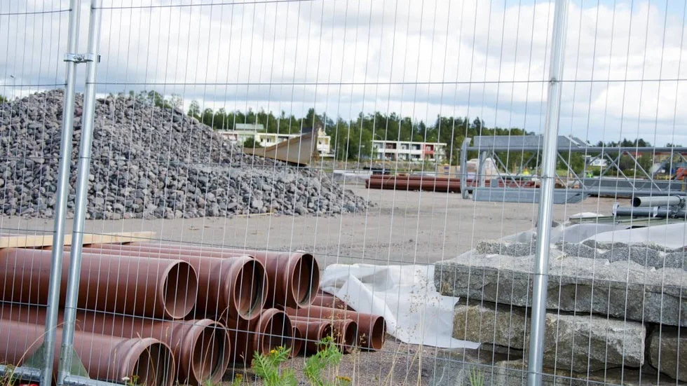 Bygglovet för is- och evenemangsarenan har överklagats av boende i området.