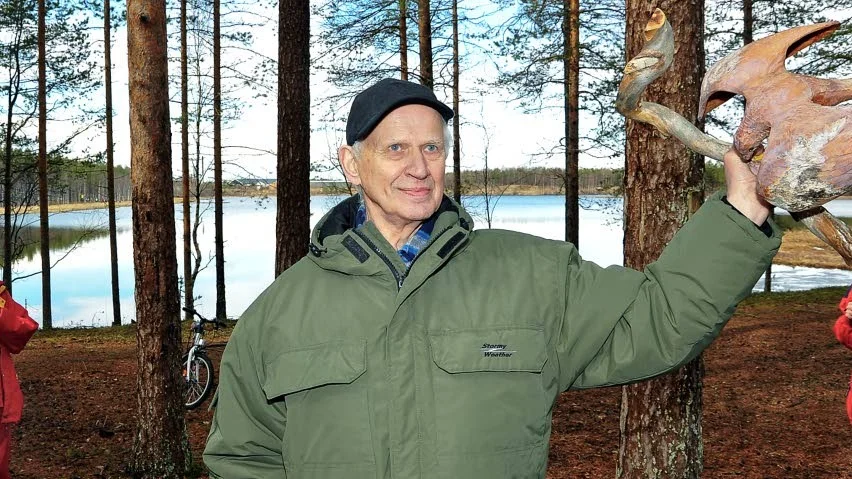 Edvin Nilsson prisades otaliga gånger. Här har han fått ta emot Naturskyddsföreningens naturvårdspris 2009, en träskulptur av Gunnar Hansson, Alvik.