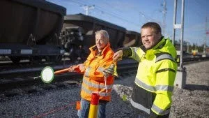 Så här såg det ut då Railcare inledde järnvägstransporterna åt Kaunis Iron för drygt en vecka sedan. Här syns Ulf Marklund, Vice VD Railcare Group AB och Andreas Lantto, logistikchef Kaunis Iron AB.