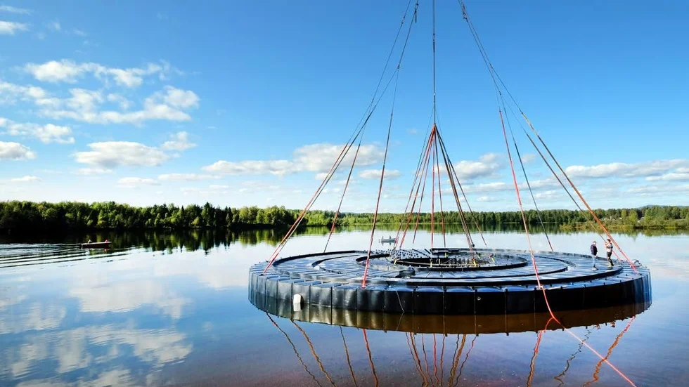 Den gigantiska pontonen är nu på plats.