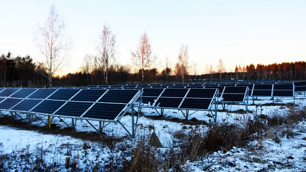 Solpanelerna är dubbelsidiga, vilket gör att de kan reflektera ljus från snön på vintern och midnatssol på sommaren.
