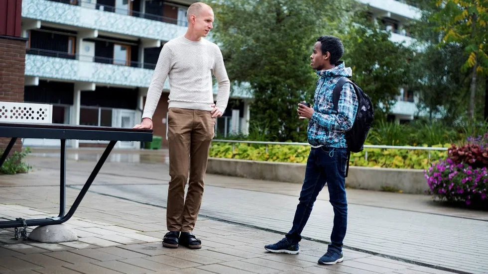 Fritids- och arbetsledaren Gustav Uusihannu på hemmaplan på Hertsön, här tillsammans med Nadir Mohammed, 17 år. "Jagkommer alltid brinna för integrationen", säger han.