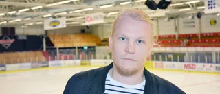 Hockeyspelaren kan få ligga kvar på sjukhuset