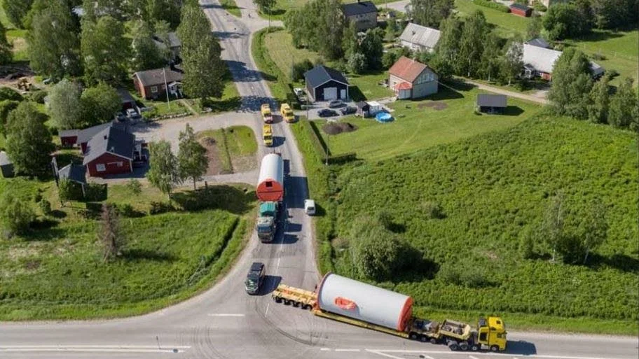 På måndagen var det premiär för stora vindkraftstransporter på de små byavägarna i Pitebygden. Hortlax, Blåsmark och som här Svensbyn fick se två jättekolosser krypköra fram, ledsagade och bevakade av fyra följebilar.