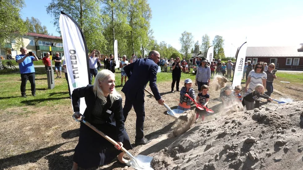 Första spadtaget för trygghetsboendet i Råneå togs  i maj. Men ännu är det stittje på bygget.