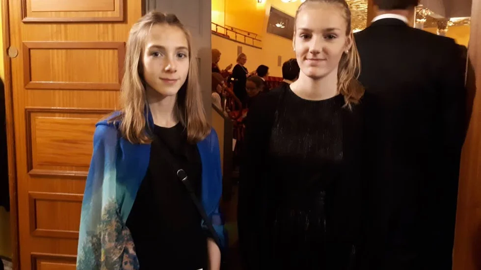 Hannah Browning och Karin Nylander, 8A Alsikeskolan Knivsta, vann tre biljetter till Nobelprisutdelningen och var på plats på söndagen med sin ma-no-lärare Maria Sörlin.