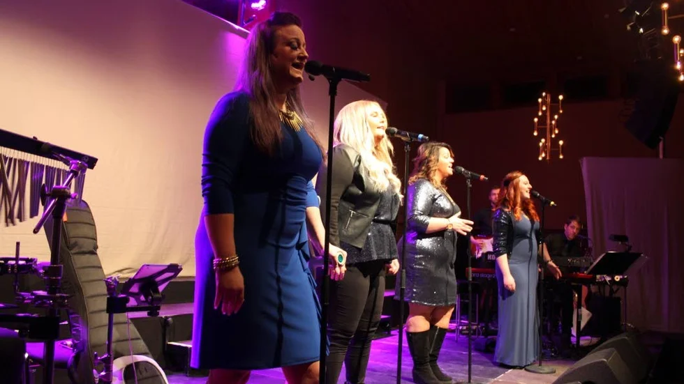 Caroline Söderström, Emelia Lindblom, Elin Furin och Therese Lövgren i ”Tänd Ett Ljus” från 1987. En julklassiker.
