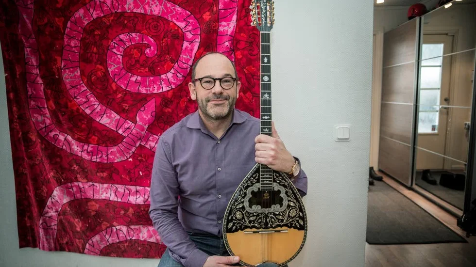 Mångkulturell. Christofer Häggs har ett gott öga till Grekland efter att ha bott där en period under uppväxten. Instrumentet bouzouki har han köpt med sig hem på en av sina resor.