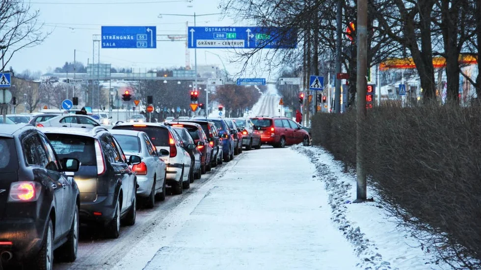 Bilköerna växer. Det borde inte vara svårt att nå en överenskommelse om kollektivtrafiken.