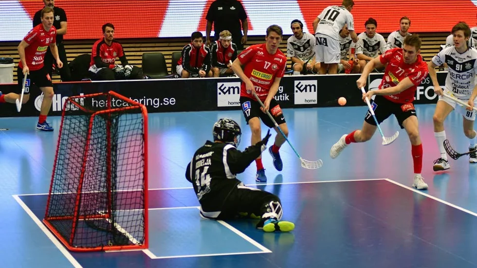 Nära igen. Niklas Winroth (röd tröja i mitten) ser på när Tobias Gustafsson laddar för skott. I vänstra hörnet avvaktar Fredrik Lindholm. I Örebros mål Adrian Kodelja.