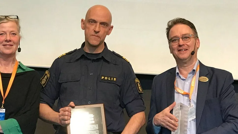 Årets Trygghetsambassadör 2018 Jale Poljarevius, flankerad av Kristina Axén Olin och Lennart Alexandrie från tankesmedjan Säkerhet för näringsliv och Samhälle.