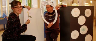 Diraffen och blixtkatten möts på biblioteket