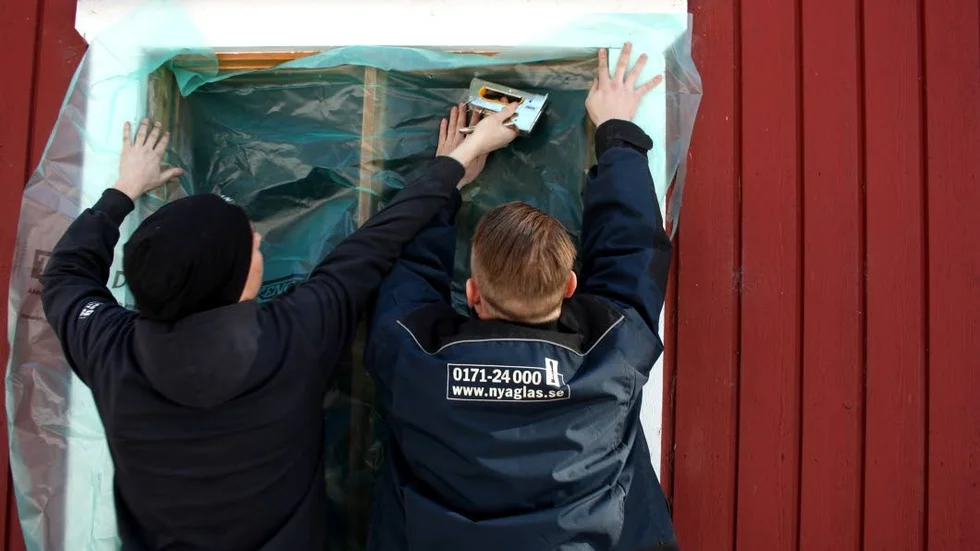 Reparation. Johan Larsson och Ronny Södergren från Nya Glasmästeriet byter ut fönstren.