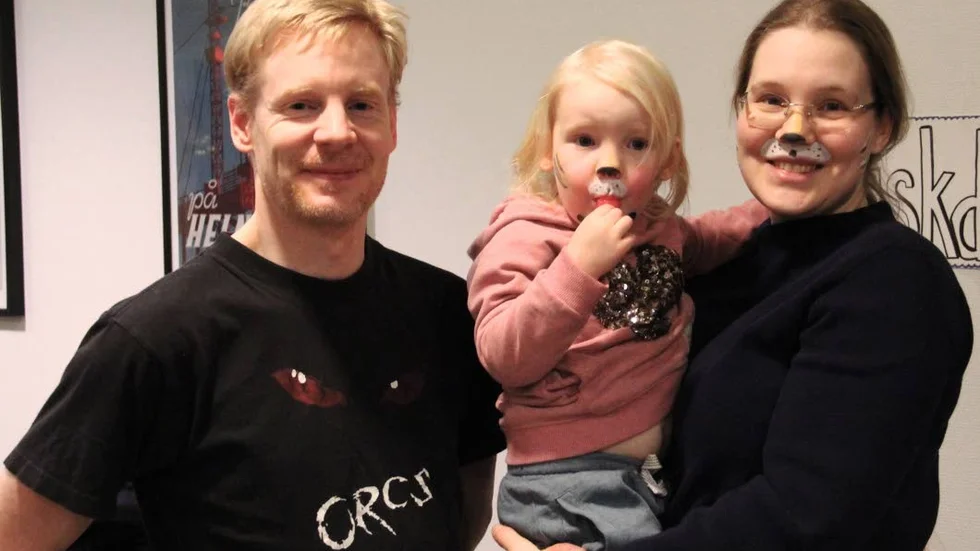Magnus Åberg och Susanna Lysén Åberg med dottern Aurora Åberg.