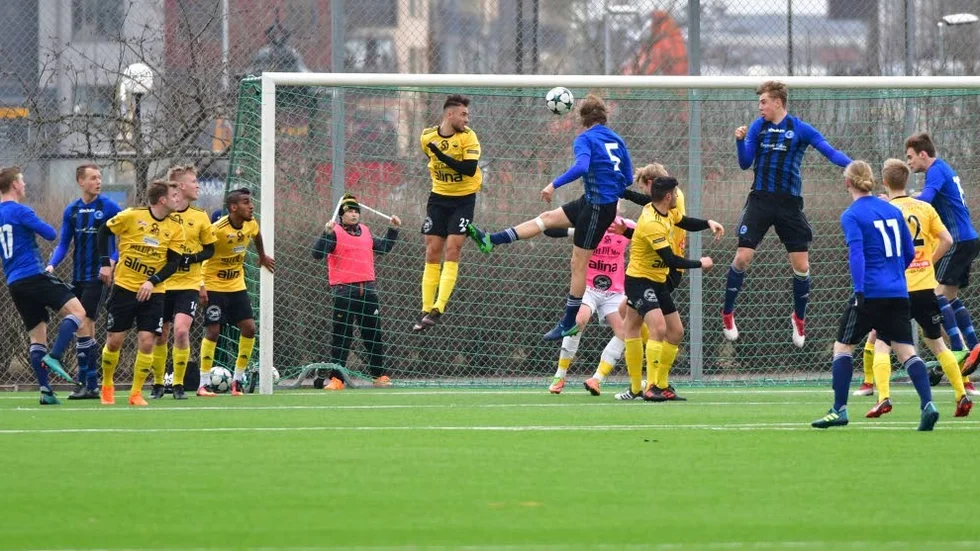 Täby tar ledningen med 1–0 när William Prtic (nummer fem) nickar in bollen.