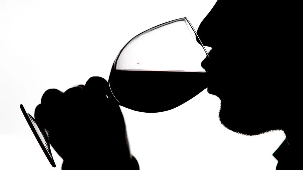 Att dricka mer än 100 gram alkohol i veckan, motsvarande mer än ungefär ett glas vin om dagen, kopplas till ökad risk för flera sjkukdomar och förtida död.
