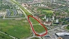 Utbyggnad. Nästa etapp av byggplanen (rödmarkerad) kan innehålla en simhall. Bild från Gränby centrum mot söder.