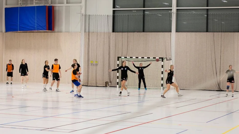 Viktig match. I tisdags spelade damlaget en träningsmatch mot klubbens juniorherrlag.