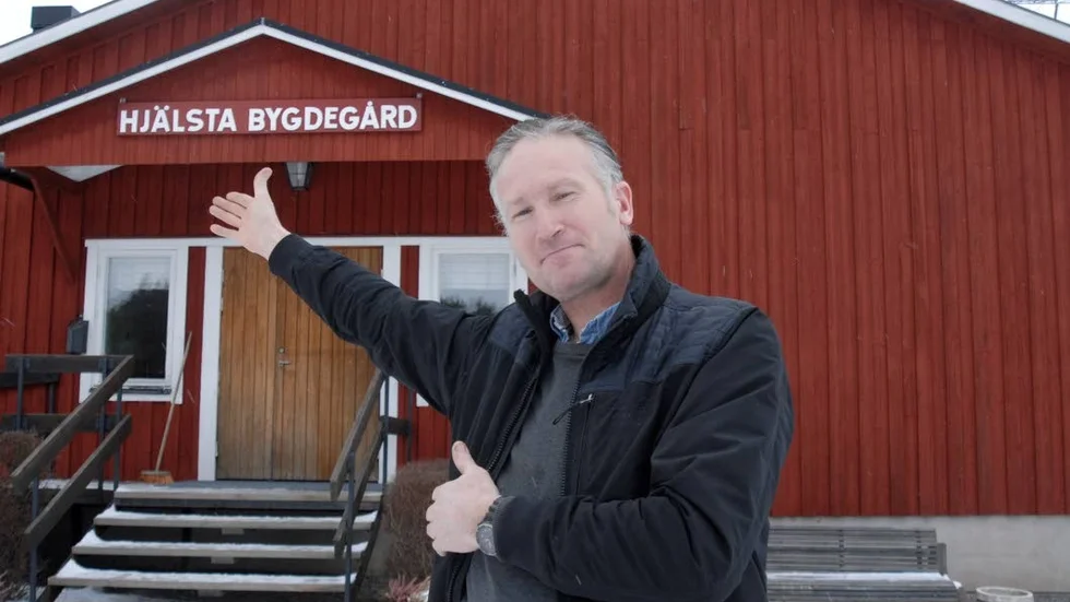 Ordföranden i Hjällsta bygdegårdsförening, alltså Roger Lundevall, framför en bygdegård som fortfarande lever ett aktivt liv med inte minst pubkvällar som uppskattade höjdpunkter.