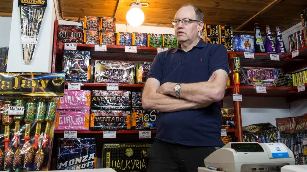 Kritiken mot fyrverkerier är ofta för ensidig, mycket har hänt när det gäller miljöpåverkan och säkerhet, menar han. Och när det gäller hundar glöms det ofta bort att en del hundar går att träna mot skotträdsla.