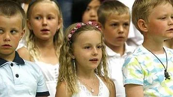 Skolavslutning i Frösåkershallen. Fint, men inte samma stämning som i kyrkan, ansåg många föräldrar i Östhammar.