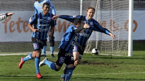 Demba Traoré och Johan Pettersson jublar i kapp med målskytten Mani Tourang.