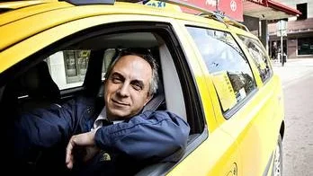 - Om man inte kan köra bil ordentligt, ska man inte jobba som taxichaufför, säger Davoud Giv som själv kört taxi fem år.