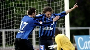 Daniel Hoch byttes in och blev hjälte. Fredrik Olsson är framme och gratulerar.