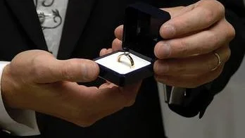 Satsa på en rejäl ring till giftermålet som kan användas i alla tänkbara sammanhang, råder guldsmeden Kim Ferm.