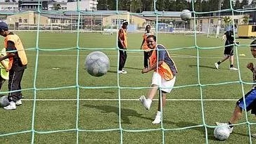 Ett 20-tal tonårspojkar deltar i det pågående fotbollslägret i Uppsalastadsdelen Stenhagen.