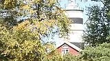 Högsommarhöst. Torkan får landskapet på Örskär att bli höstlikt, med gula löv och torrt dött gräs. Bara hettan påminner om att det är högsommar.
