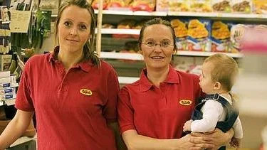 Systrarna Magdalena Ekman och Angélica Lundén (här med sonen Noel, 6 månader).