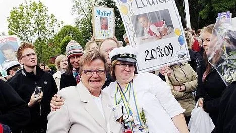 Louise Andersson gratuleras av mamma Alice Lundin.