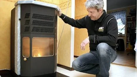 Lars-Olov Kritz är nöjd med sin pelletkamin. Med den hoppas han att få en mer jämn värme som når hela huset.