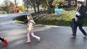 Yvonne Elovsson på promenad från skolan till tillfällig lokal.