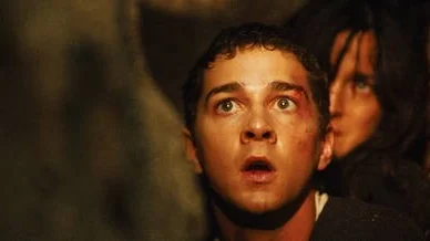 Shia LaBeouf och Carrie-Anne Moss övertygar som tonåringar i knipa.