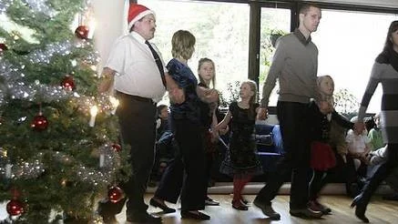 Håkan Krantz, med tomteluva, ledde dansen kring granen på Ledningsregementets barnfest.