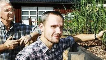 Torbjörn Lundin (till vänster) och Jan Ellgrim vid vassodlingen som renar avloppsvatten från Tärnsjö garveri.