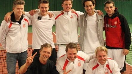 UTK slog SALK med 5-1 och nu väntar SM-final mot Fair Play i Malmö på lördag. Laget på bilden, från vänster: Felix Kudinoff, Magnus Bröms, Marcel Zimmermann, Nima Madani, Daniel Berta. Sittande: Jon Hedman (tränare), Nicklas Szymanski, Johan Settergren.