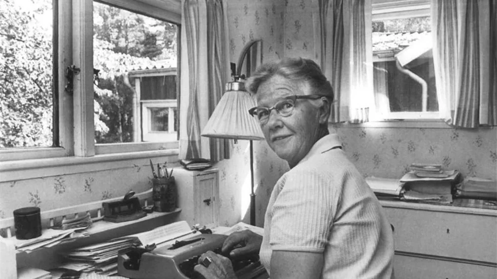 Historisk. Barbro Alving, signaturen Bang, föddes på ”Skandalhuset” på Järnbrogatan 10 (nuvarande S:t Olofsgatan). Finns på skylt på Historiska spår i Uppsala.