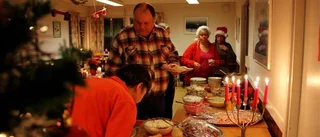 Ensamma bjöds på julbord