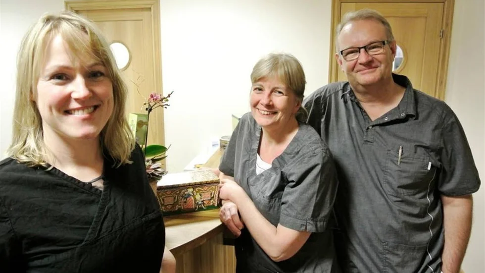 FLYTTAR IHOP. Tandläkarna Kajsa Karlsson, Carina Lindstedt och Erik Sjödin återfinns nu tillsammans med sju tandsköterskor och tandhygienister under samma tak i gamla Pricksfabriken.