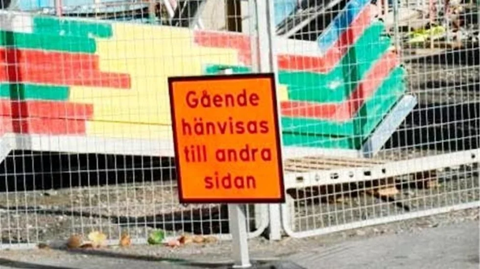 Standardskylt. Oavsett hur det ser ut används samma standardskylt vid byggarbeten. Men någon tanke hur man med cykel ska ta sig fram finns inte, skriver Hilding Karlsson.
?Foto: Hilding Karlsson